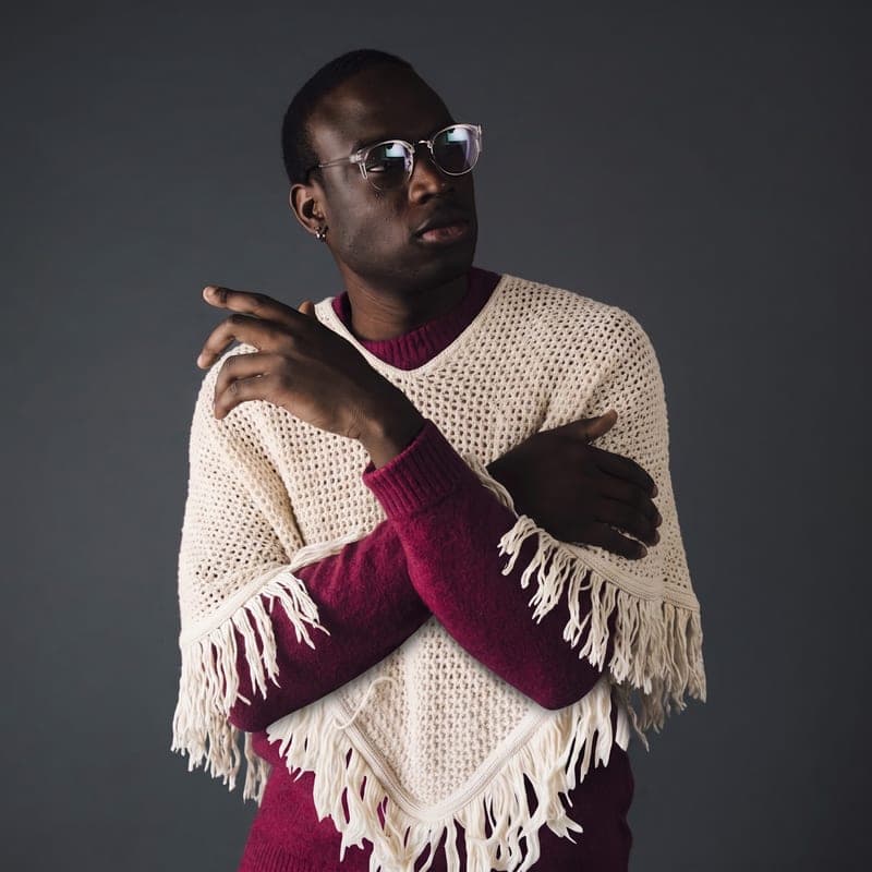 Nachher: Dasselbe Model mit dem cremefarbenen Fransen-Poncho, von Tailored generiert.